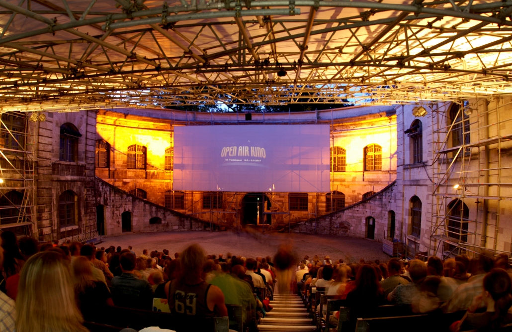 Freiluftkino im Turm Baur