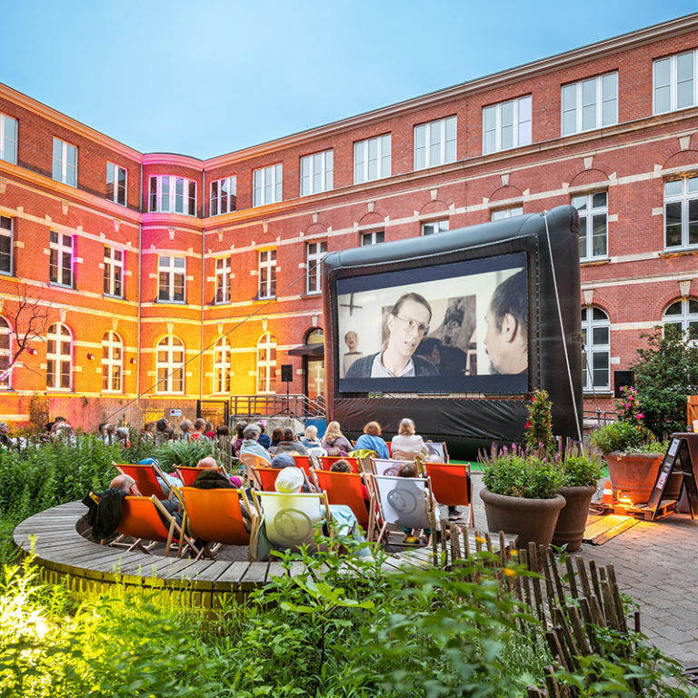 Open Air Kino Spandau Innenhof Stadtbibliothek